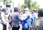 Humanis,-Personel-Polresta-Kupang-Kota-Menjalin-Keakraban-Dengan-Para-Pendemo-Aksi-Tolak-Kenaikan-BBM-Di-Depan-Kantor-DPRD-Provinsi-NTT