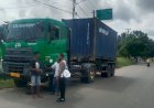 Patwal-Sat-Lantas-Resta-Kupang-Kota-Tertibkan-Truk-Kontainer.