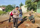 Bhabinkamtibmas-Kelurahan-LIliba-Bersama-Warga-Tanam-1000-Anakan-Cabe
