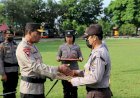 Kapolda-NTT-berikan-penghargaan-kepada-dua-anggota-Satpam