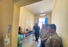 Tunjukkan-Kepedulian,-Wakapolresta-Kupang-Kota-dan-Kapolsek-Maulafa-Jenguk-Anggota-yang-Mengalami-Kecelakaan.