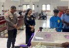 Ungkapan-Duka-dan-Penghormatan,-Kapolresta-Kupang-Kota-Bersama-Ibu-Melayat-Jenazah-Romo-Yallo.