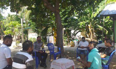 Bhabinkamtibmas-Bersama-Ketua-LPM-dan-Ketua-RT-Kelurahan-Airnona,--Himbau-Warganya-Cegah-Virus-Corona