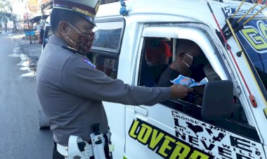 Satlantas-Polres-Kupang-Kota-Beri-Imbauan-Cegah-Virus-Corona-Serta-Memberikan-Brosur-dan-Sticker-Tunda-Mudik-Kepada-Warga-dan-Pengendara