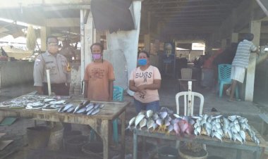 Imbauan-Cegah-Virus-Corona,-Bhabinkamtibmas-Kelurahan-Kuanino-Sambangi-Pasar-Kuanino