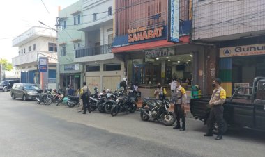 Bhabinkamtibmas-Polsek-Kelapa-Lima-Himbau-Warga-Patuhi-Aturan-Protokol-Kesehatan.