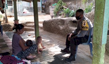 Sampaikan-Himbauan-Adaptasi-Kehidupan-Baru-Masa-Covid-19,-Bhabinkamtibmas-Kelurahan-Fontein-Sambang-Warga