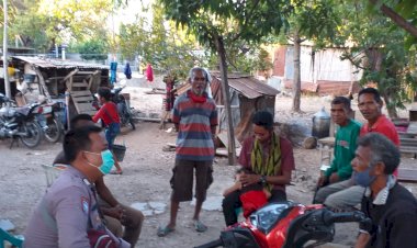 Sambangi-Warga-yang-Berkumpul,-Bhabinkamtibmas-Kelurahan-Lasiana-Himbau-Warga-Patuhi-Protokol-Kesehatan