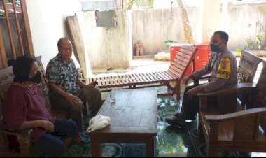 Patuhi-Protokol-Kesehatan-Selama-Masa-Adaptasi-Kehidupan-Baru,-Bhabinkamtibmas-Kelurahan-Airnona-Sambangi-Warga