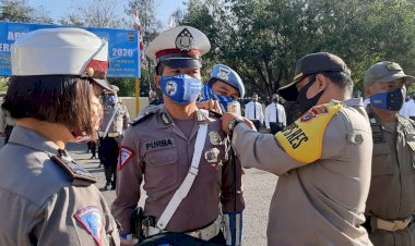 Kapolres-Kupang-Kota-Pimpin-Apel-Gelar-Pasukan-Operasi-Patuh-Turangga-2020