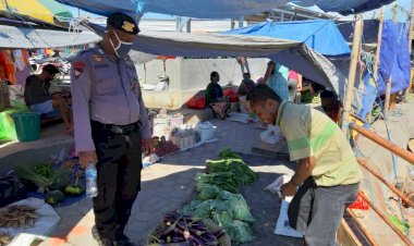 Sat-Sabhara-Polres-Kupang-Kota-Himbau-Warga-di-Pasar-Oesapa-Agar-Gunakan-Masker