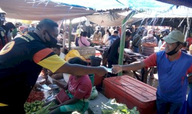 Polres-Kupang-Kota-Bersama-Tim-Saber-Pungli-Laksanakan-Sosialisasi-dan-Pembagian-Sticker-Di-Pasar-Oesapa