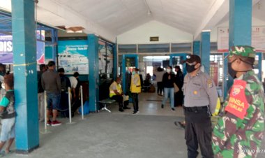 Personil-KP3-Pelabuhan-Tenau-Laksanakan-Pengamanan-Pelayaran-Kapal-Penumpang-Dengan-Mengutamakan-Protokol-Kesehatan