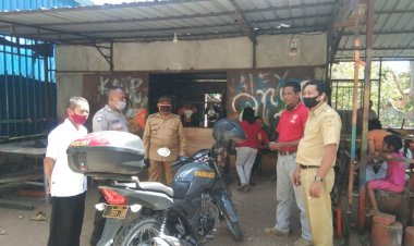 Bhabinkamtibmas-Bersama-Lurah-Fatukoa-Sambangi-Pengusaha-Bengkel-Las-Agar-Tetap-Patuhi-Protokol-Kesehatan