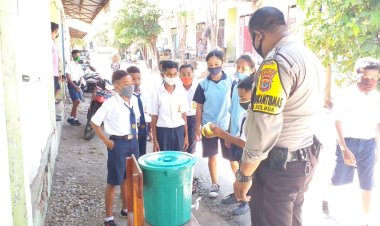 Bhabinkamtibmas-kelurahan-Kolhua-Ajar-Pelajar-Cuci-Tangan-Cegah-Virus-Corona