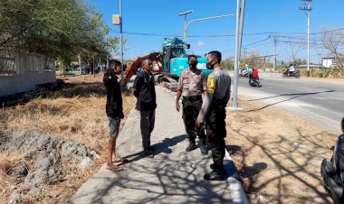 Bhabinkamtibmas-kelurahan-Oesapa-Sampaikan-Pesan-Kamtibmas-Saat-Patroli-Dialogis