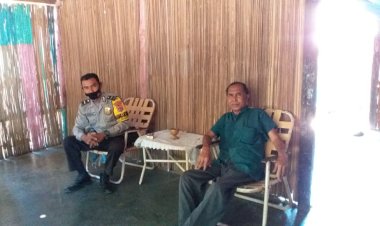 Sambangi-Tokoh-Masyarakat,-Bhabinkamtibmas-Kelurahan-Fatufeto-Ajak-untuk-mengikuti-Kehidupan-Adaptasi-Kebiasaan-Baru