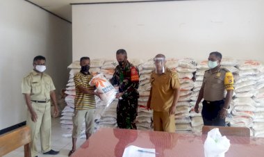 Bhabinkamtibmas-Kelurahan-Pasir-panjang--melaksanakan-Pengamanan-Penyaluran-Bantuan-Program-Keluarga-Harapan-(PKH)-Agar-Dapat-Tersalur-Dengan-Baik