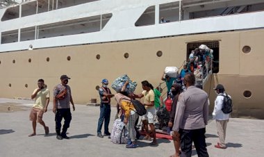 Cegah-Penyebaran-Virus-Corona,-Anggota-Polri-Laksanakan-Pengamanan-Pelabuhan-Tenau-Kota-Kupang