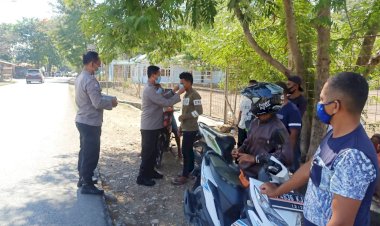 Sat-Binmas-Polres-Kupang-Kota-Bagikan-Masker-Serta-Menyampaikan-Himbauan-Pencegahan-Covid-19