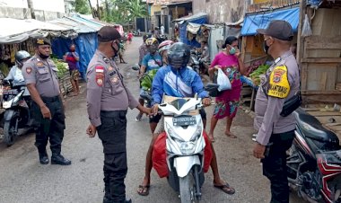 Lawan-Virus-Corona,-Bhabinkamtibmas-Polsek-Oebobo-Laksanakan-Operasi-Yustisi-di-Pasar-Kasih