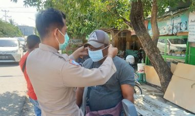 DENGAN-HUMANIS-SATBINMAS-POLRES-KUPANG-KOTA-HIMBAU-WARGA-PAKAI-MASKER