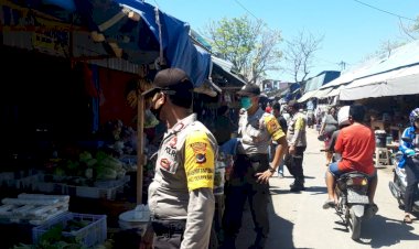 Upaya-Memutus-Rantai-Penyebaran-Covid-19-Bhabinkamtibmas-Kelurahan-Oesapa-Barat-Laksanakan-Operasi-Yustisi-di-Pasar-Oesapa