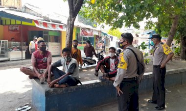 Cegah-Penyebaran-Virus-Corona-Para-Bhabinkamtibmas-Polsek-Kelapa-Lima-Melaksanakan-Pendisiplinan-Protokol-Kesehatan-Di-Terminal--Kupang