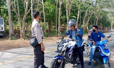 Lawan-Covid-19,-Bhabinkamtibmas-Keluruhan-Oepura-Melaksanakan-Operasi-Yustisi-Penertipan-Penggunaan-Masker