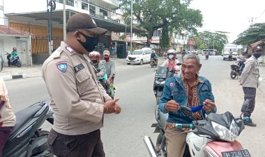 Operasi-Yustisi,-Bhabinkamtibmas-Kelurahan-Kolhua-Laksanakan-Penertiban-Penggunaan-Masker-Kepada-Masyarakat-Yang-Beraktivitas-DiLuar-Rumah