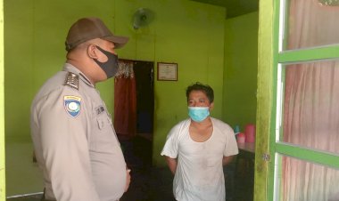 Sambangi-Warung-Makan,-Bhabinkamtibmas-Kelurahan-Kolhua-Sampaikan-Protokol-Kesehatan.