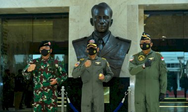 Kapolri-Dianugerahi-Wing-Kehormatan-Penerbang-dan-Brevet-Kapal-Selam-Hiu-Kencana