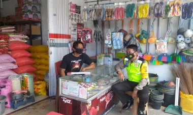 Cegah-Penyebaran-Virus-Covid-19,-Bhabinkamtibmas-Polsek-Kelapa-Lima-Berikan-Himbauan-Kepada-Pemilik-Toko