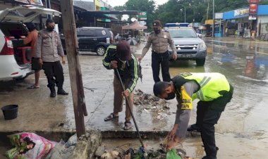 Aksi-Peduli-Bhabinkamtibmas-Polsek-Kelapa-Lima-Bantu-Warga-Bersihkan-Sampah-Yang-Mengakibatkan-Banjir
