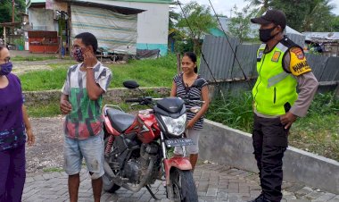 Pendisiplinan-Penggunaan-Masker,-Bhabinkamtibmas-Kelurahan-Naimata-Tegur-Dan-Himbau-Warga-Yang-Beraktivitas-Tidak-Menggunakan-Masker