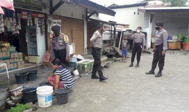 Himbau-Protokol-Kesehatan,-Kasat-Sabhara-Polres-Kupang-Kota-Bersama-Anggota-Mengunjungi-Pasar-Kuanino