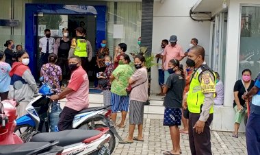 Adanya-Kerumunan,-Bhabinkamtibmas-Himbaun-Warga--Yang-Mengantri-Di-Bank-BRI-Kelurahan-Naikolan-Agar-Mentaati-Protokol-Kesehatan