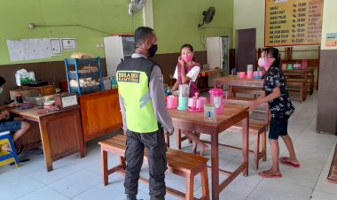 Tegur-Agar-Pakai-Masker,-Bhabinkamtibmas-Kelurahan-Oesapa-Himbau-Warung-Makan