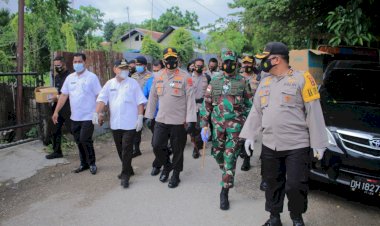 Bakti-Sosial-|-Kapolda-NTT-Bagikan-Masker-di-Pasar-Oeba