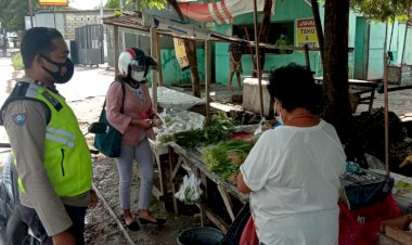 Cegah-Penyebaran-Covid-19,-Bhabinkamtibmas-Kelurahan-Bello--Laksanakan-Sambang-Warga-Binaannya
