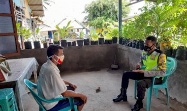 Dengan-Humanis-Bhabinkamtibmas-Himbau-Warga-Patuhi-Protokol-Kesehatan