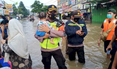 Wujud-Negara-Hadir,-Personel-TNI-Polri-Dikerahkan-Bantu-Korban-Banjir.