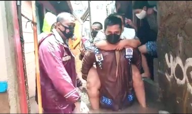 Kisah-Heroik-Kapolsek-Mengevakuasi-Korban-Banjir,-Digendong-hingga-Didorong-Gerobak.