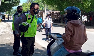 Bhabinkamtibmas-Polsek-Kelapa-Lima-Laksnakan-Kegiatan-Himbauan-Dan-Tindakan-Gakplin-Protokol-Kesehatan