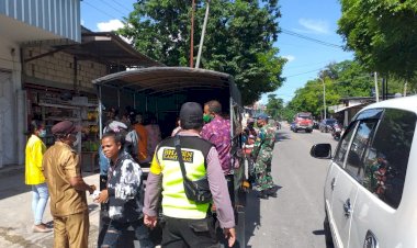 Pendisiplinan-Penggunaan-Masker,-Bhabinkamtibmas-Kelurahan-Lasiana-Tegur-Dan-Himbau-Warga-Yang-Beraktivitas-Tidak-Menggunakan-Masker