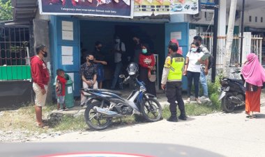 Tak-Taati-Protokol-Kesehatan,-Bhabinkamtibmas-Kelurahan-Kayu-Putih-Tegur-Warga-Yang-Tak-Menjaga-Jarak-Saat-Beraktivitas