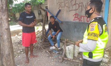 Bhabinkamtibmas-Kelurahan-Fatului-Tegur-Warga-Yang-Tidak-Makai-Masker-Dengan-Humanis