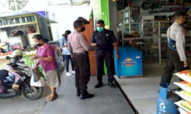 Patroli-Dialogis-Sabhara-Polres-Kupang-Kota-Himbau-Prokes-Kepada-Masyarakat-di-Tempat-Perbelanjaan