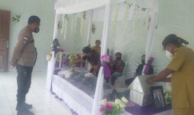 Ikut-Berbelasungkawa,-Bhabinkamtibmas-Kelurahan-Bakunase--Sambagani-Warganya-Yang-Berduka