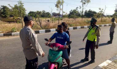 Laksanakan-Penertiban-Protokol-Kesehatan-Anggota-Polsek-Maulafa-Tegur-Warga-Yang-Beraktivitas-Tidak-Menggunakan-Masker
